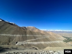Cutting mountains and making roadways in Ladakh, the road leading to Pangong Lake. (Bilal Hussain/VOA)