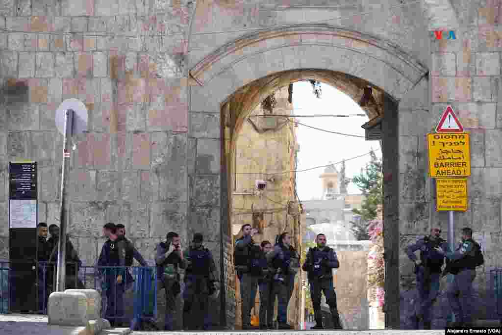 Miembros de la policía de fronteras de Israel controlan el acceso a la Explanada de las Mezquitas, en la Ciudad Vieja de Jerusalén.