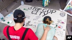 Sejumlah demonstran berkumpul di Balai Kota Atlanta menjelang pemungutan suara mengenai pembangunan fasilitas pelatihan polisi dan pemadam kebakaran, pada 5 Juni 2023. (Foto: Arvin Temkar/Atlanta Journal-Constitution via AP)