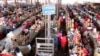 Foto de arquivo: Pessoas fazem compras num mercado em Luanda, Angola, em 19 de janeiro de 2018. (Photo by AMPE ROGERIO / AFP)