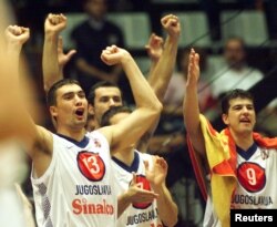 Dejan Milojevic (skroz levo) u dresu reprezentacije Jugoslavije na Evropskom prvenstvu 2001. (Foto: Reuters/Fatih Saribas FS/CLH)