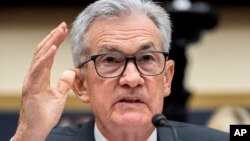 Ketua Bank Sentral AS (the Fed), Jerome Powell berbicara di depan Komisi Keuangan DPR AS di Washington DC, hari Rabu (21/6).