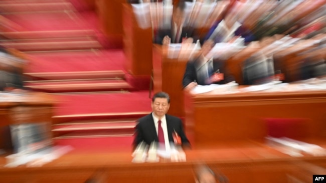 资料照：中国领导人习近平在北京人大会堂出席全国人大会议开幕式。（2024年3月4日）