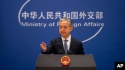 왕원빈 중국 외교부 대변인이 베이징에서 정례 브리핑을 하고 있다. (자료사진)