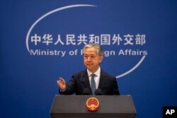 FILE - Juru bicara Kementerian Luar Negeri China, Wang Wenbin dalam konferensi pers reguler di Beijing, Selasa, 9 Mei 2023. (AP/Mark Schiefelbein)