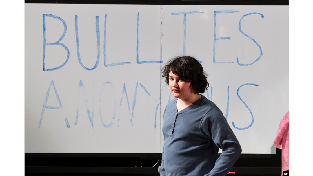 Oliver Baez tampil dalam adegan dari “The Bullying Collection” di Wheatland High School di Wheatland, Wyoming, Jumat, 12 Januari 2024. Pejabat sekolah membatalkan drama sekolah menengah tersebut karena menyebutkan karakter gay. (AP/Thomas Peipert)