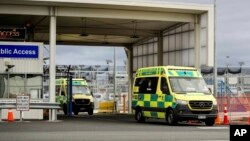 Ambulans meninggalkan bandra internasional Auckland di Auckland, Selandia Baru, Senin, 11 Maret 2024. Lebih dari 20 orang terluka setelah apa "kejadian teknis" di pesawat Chili dalam perjalanan dari Sydney, Australia ke Auckland. (Dean Purcell/Selandia Baru Herald via AP)