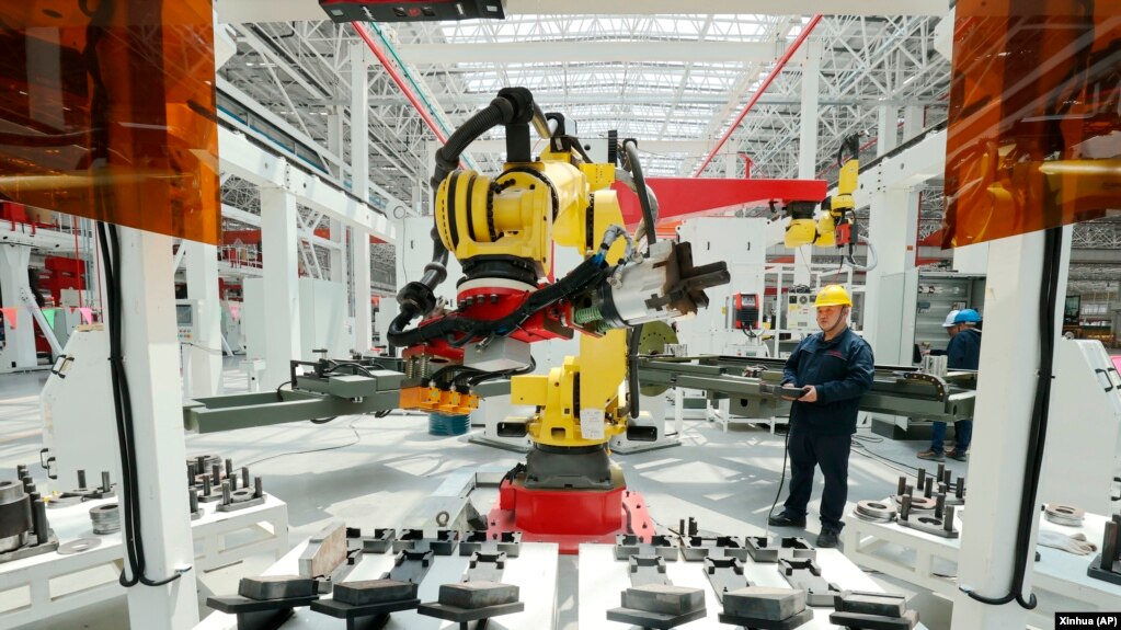 中國工人在浙江省湖州的三一集團工廠的生產線上工作。（2023年4月27日）