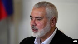 Pemimpin Hamas Ismail Haniyeh berbicara dalam pertemuan dengan Menteri Luar Negeri Iran Hossein Amirabdollahian di Teheran, Iran, pada 26 Maret 2024. (Foto: AP/Vahid Salemi)