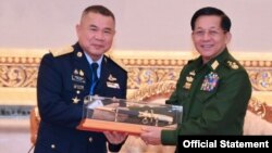ထိုင်းဘုရင့်လေတပ်ဦးစီးချုပ် Punpakdee Pattanakul နေပြည်တော်ကိုရောက်လာပြီး စစ်ကောင်စီအကြီးအကဲ ဗိုလ်ချုပ်မှူးကြီး မင်းအောင်လှိုင်နဲ့ တွေ့ဆုံစဥ်။ (နိုဝင်ဘာ ၂၂၊ ၂၀၂၃/ဓာတ်ပုံ - တပ်မတော်သတင်းမှန်ပြန်ကြားရေး)