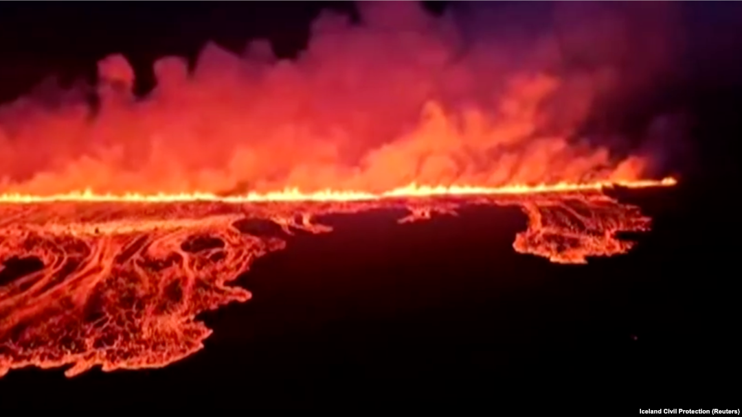 lava mengalir dari gunung berapi di Islandia, pada 22 Agustus 2024. (Foto: Iceland Civil Protection via Reuters)