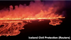 lava mengalir dari gunung berapi di Islandia, pada 22 Agustus 2024. (Foto: Iceland Civil Protection via Reuters)