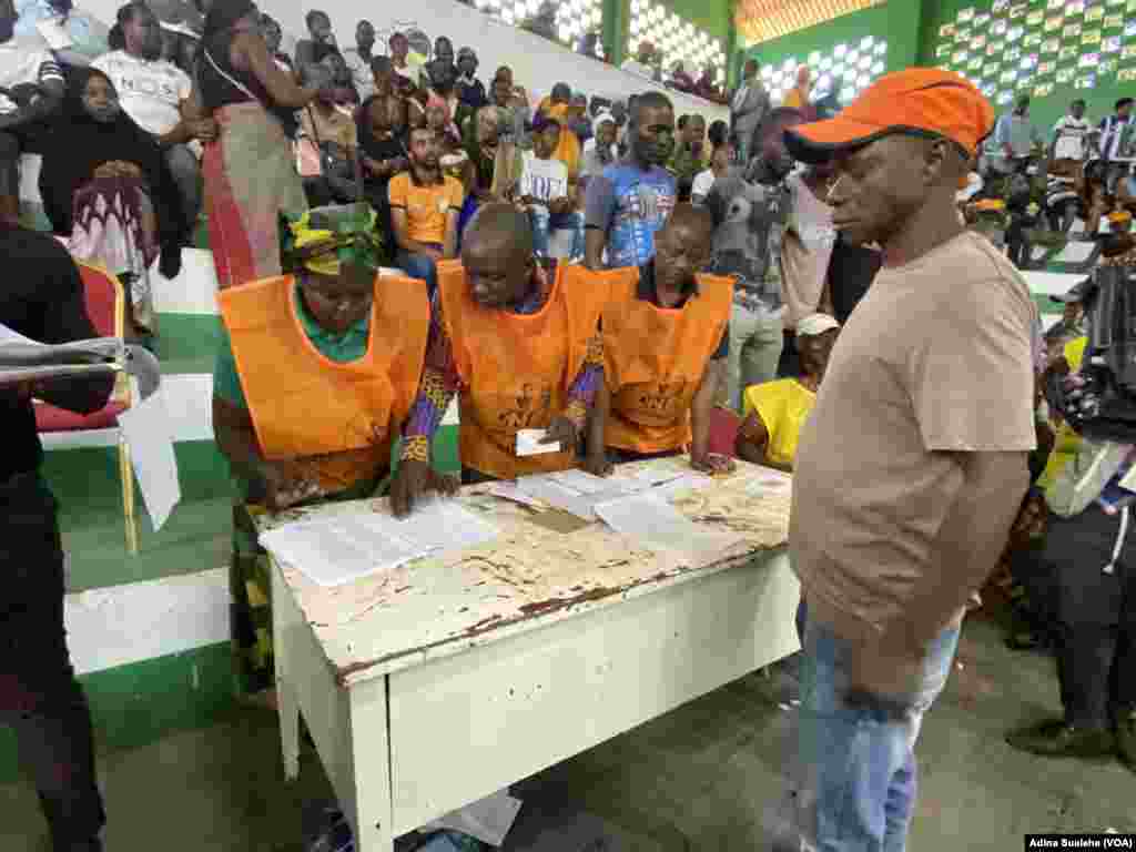 Mesa de voto em Nampula. 11 de outubro, dia de eleições autárquicas em Moçambique 