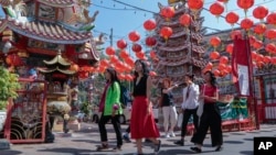 资料照片: 2023年1月23日中国游客参观泰国清迈省中国寺庙
