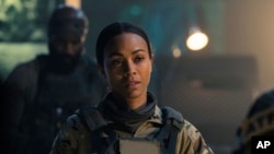 Aktris Zoe Saldana dalam serial "Special Ops: Lioness." (dok: Lynsey Addario/Paramount+ via AP)