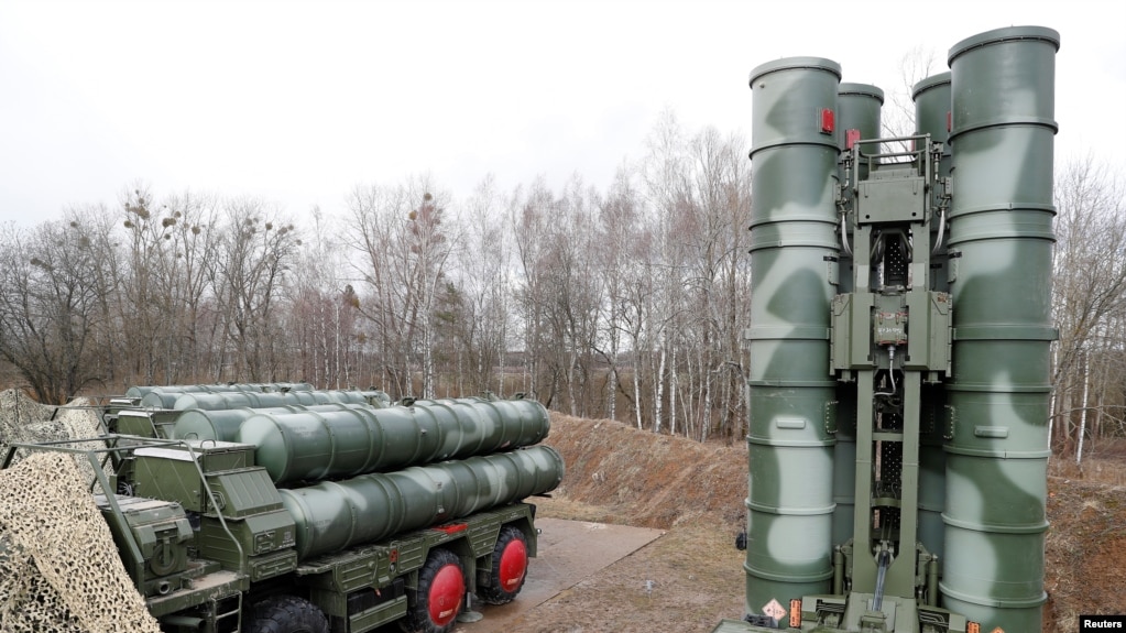 Hệ thống phi đạn mới S-400 đất đối không của Nga sử dụng nhiên liệu rắn. 