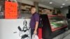 Un cliente paga su compra de proteína animal y víveres en un frigorífico en Caracas, Venezuela, el 7 de marzo de 2024.