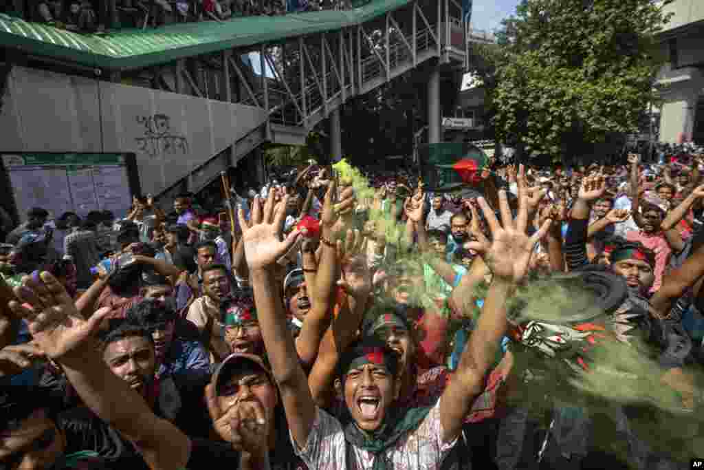 Para pengunjuk rasa meneriakkan slogan-slogan saat merayakan pengunduran diri Perdana Menteri Sheikh Hasina, di Dhaka, Bangladesh. (AP)&nbsp;