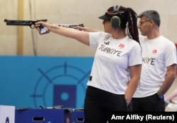 Sevval Ilayda Tarhan dari Turki (kiri) dan Yusuf Dikec dari Turki beraksi. (Foto: REUTERS/Amr Alfiky)