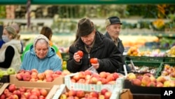 People buy fruit in Moscow on Nov. 3, 2023. 