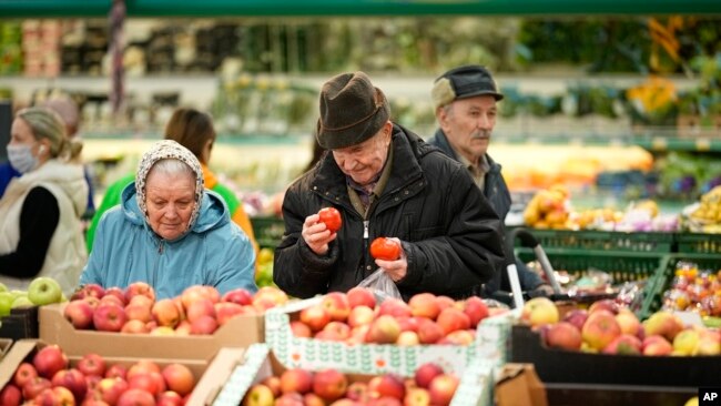 People buy fruit in Moscow on Nov. 3, 2023.