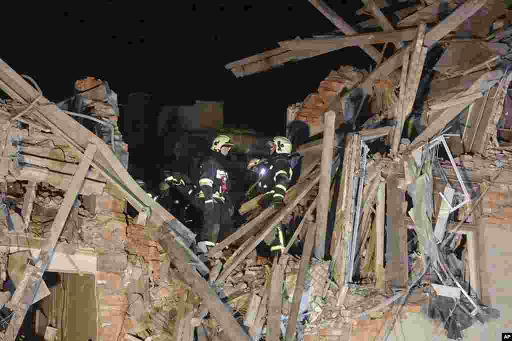 Trabajadores de emergencia en un edificio de apartamentos dañado por el ataque ruso en Járkov, Ucrania, en las primeras horas del 17 de enero de 2024.&nbsp;