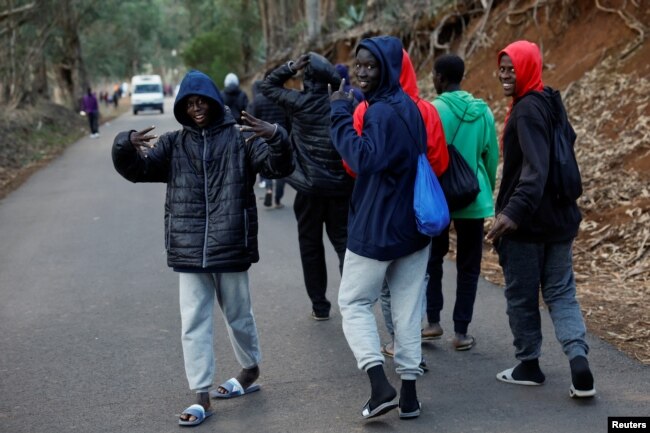 A group of migrants walk towards the Las Raices Camp in La Laguna, Spain, November 4, 2023. (REUTERS/Borja Suarez)