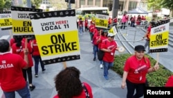 Акция протеста у гостиницы сети InterContinental. Профсоюз сотрудников отелей в Лос-Анджелесе и округе Ориндж объявил забастовку с требованием повысить зарплаты. Лос-Анджелес, Калифорния, 2 июля 2023 года. 