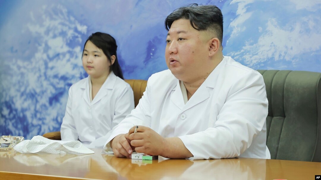 Severnokorejski lider Kim Džong Un sa ćerkom tokom posete nacionalnoj svemirskoj agenciji (Foto: Korean Central News Agency/Korea News Service via AP)