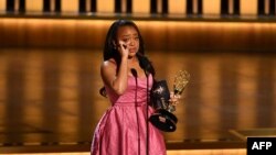 Izuzetna glavna glumica u humorističnoj seriji Quinta Brunson, Abbott Elementary, prima svoju nagradu na sceni tokom 75. dodjele Emmy Awards u Peacock Theatre u L.A. Live u Los Angelesu 15. januara 2024. (Fotografija Valerie Macon / AFP)
