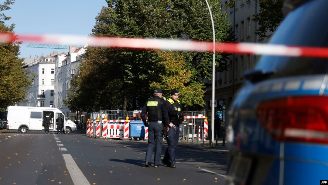 Policija ispred sinagoge u Berlinu, nakon što su dva Molotovljeva koktela bačena na zgradu. Niko nije povrijeđen i nije bilo štete. 18. oktobar 2023.