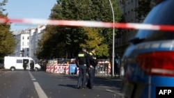 Policija ispred sinagoge u Berlinu, nakon što su dva Molotovljeva koktela bačena na zgradu. Niko nije povređen i nije bilo štete. 18. oktobar 2023.