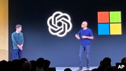 FILE - Sam Altman (kiri) bersama CEO Microsoft Satya Nadella dalam konferensi pengembang pertama OpenAI, di San Francisco, 6 November 2023. (AP/Barbara Ortutay, File)