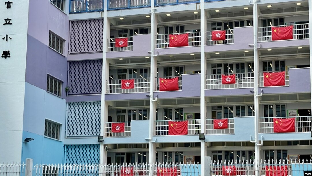 香港特首李家超10月底公佈的《施政報告》表明，要在香港推動愛國主義教育，有學者擔心可能會進行全方位的洗腦教育。(美國之音/湯惠芸)