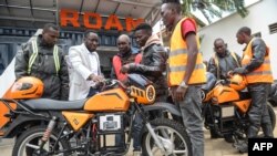 Waendesha pikipiki za “Bodaboda” Nairobi katika uzinduzi wa kituo cha kwanza cha kuchaji umeme barani Afrika, Mei 26, 2023. (Picha na SIMON MAINA / AFP)