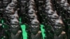 Пластиковые садовые гномы с руками, вытянутыми в нацистском приветствии - инсталляция 2008 года «Танец с дьяволом» немецкого художника Оттмара Хёрла. Инсталляция с 700 гномами была выставлена в Генте, Бельгия, под названием «Отравленные». (REUTERS/Фабиан Биммер)