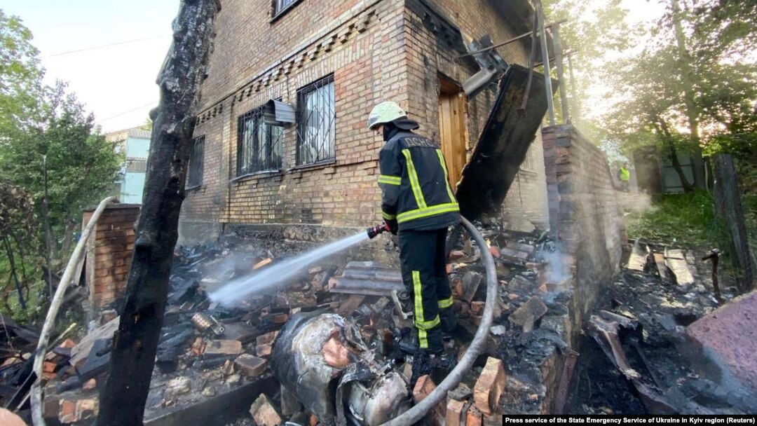 Обломки российской ракеты упали рядом с частным домом в Киевской области, Украина, 29 мая 2023 года