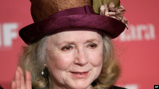 FILE - Actress Piper Laurie arrives at the Women in Film Crystal Lucy Awards, June 12, 2009, in Los Angeles.