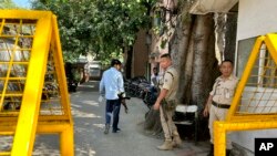 Petugas keamanan berjaga di luar kantor Sel Khusus Kepolisian Delhi di New Delhi, India, Selasa, 3 Oktober 2023. (AP/Piyush Nagpal)