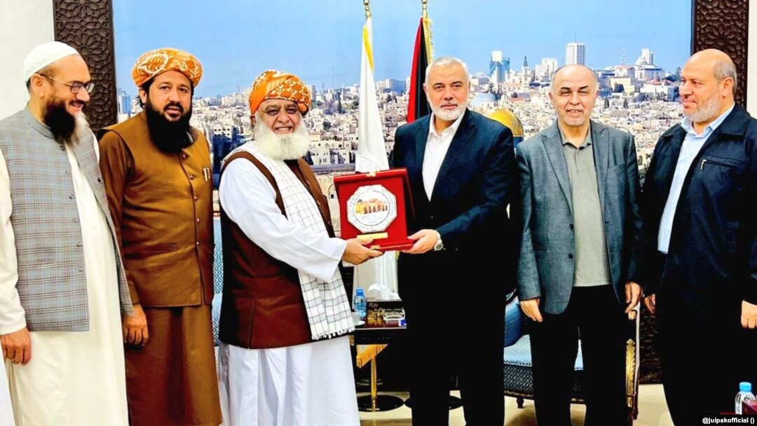  مولانا فضل الرحمٰن نے اتوار کو قطر میں حماس کے رہنماؤں سے ملاقاتیں کی تھیں۔ 