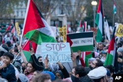 Aksi protes di luar Gedung Putih saat demonstrasi pro-Palestina mendesak pemerintah AS mengupayakan gencatan senjata di Gaza, dalam protes di Washington DC, Sabtu, 4 November 2023.