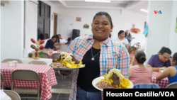 Eveling Morales es propietaria de un negocio de comida nicaragüense en donde venden "fritangas".