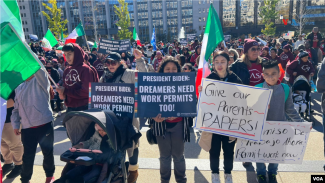 En Fotos | Cientos de personas marchan a la Casa Blanca para exigir protecciones laborales para los inmigrantes indocumentados 