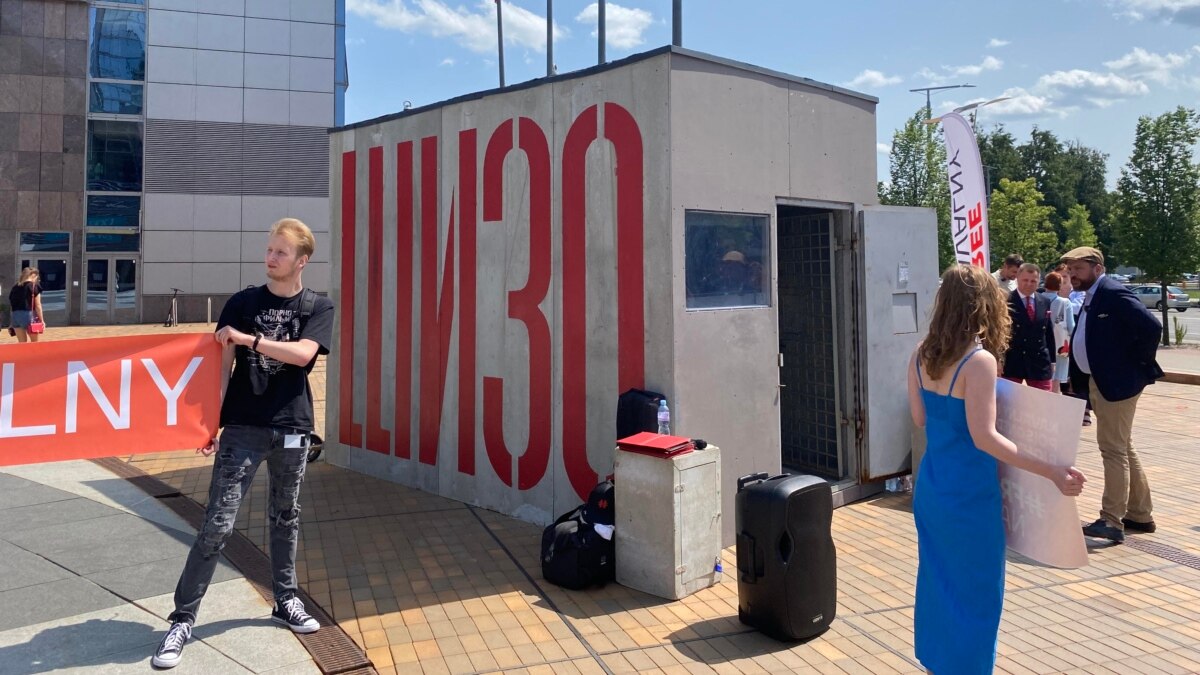 Инсталляцию «ШИЗО Навального» привезли в Вильнюс