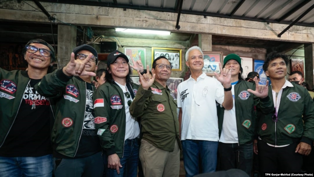 Paslon Ganjar Pranowo dan Mahfud MD menghadiri deklarasi dukungan kelompok musik Slank pada Ganjar-Mahfud di Jl. Potlot III, Jakarta Selatan, Sabtu, 20 Januari 2024. (Foto: TPN Ganjar-Mahfud)