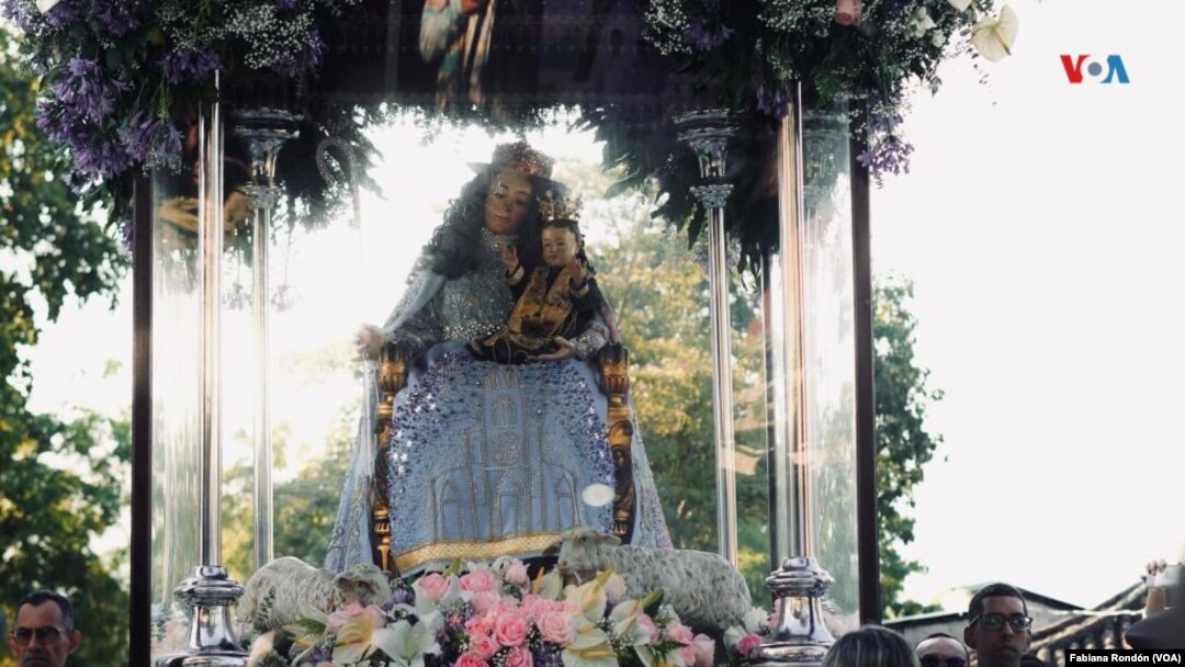 Rodeada de 800 rosas y luciendo un vestido azul, la imagen de la patrona de Lara salió del pueblo de Santa Rosa a las 11:00 de la mañana