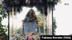 Rodeada de 800 rosas y luciendo un vestido azul, la imagen de la patrona de Lara salió del pueblo de Santa Rosa a las 11:00 de la mañana