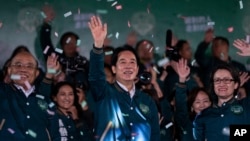 Wakil Presiden Taiwan Lai Ching-te, juga dikenal sebagai William Lai, kiri, merayakan kemenangannya dalam pilpres bersama pasangannya Bi-khim Hsiao, kanan, di Taipei, Taiwan, 13 Januari 2024. (Foto: AP)