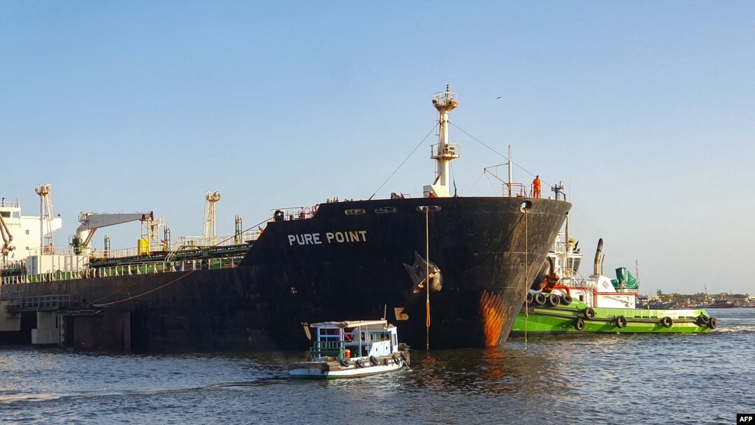Kapal kargo Rusia yang membawa minyak mentah tiba di pelabuhan di Karachi, 11 Juni 2023. (Karachi Port Trust (KPT) / AFP)