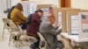 Para pemilih AS memberikan suara pemilu di sebuah TPS di San Francisco, California (foto: dok). 